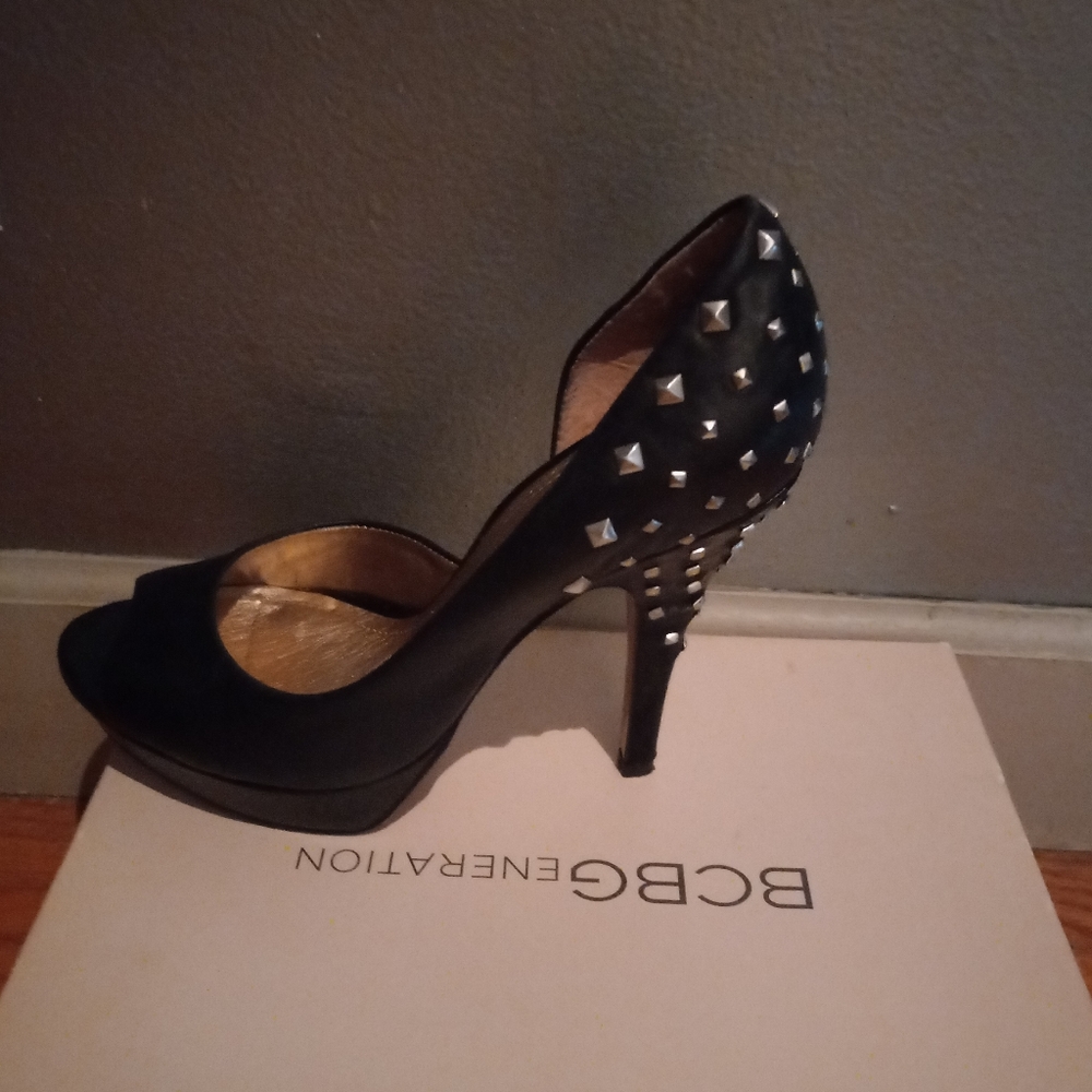 BCBG OPEN TOE HEELS